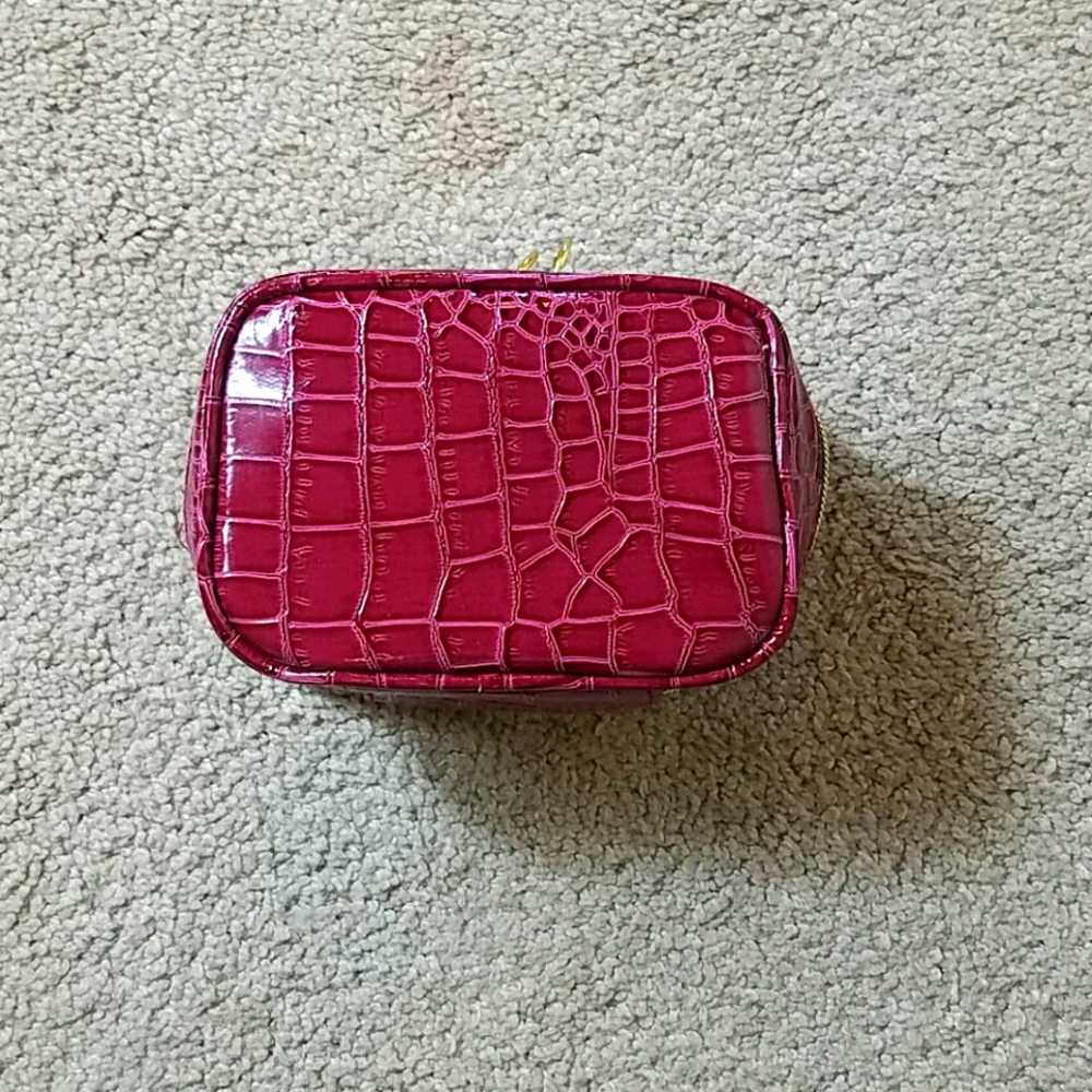 Tanger Outlets faux alligator jewelry purse